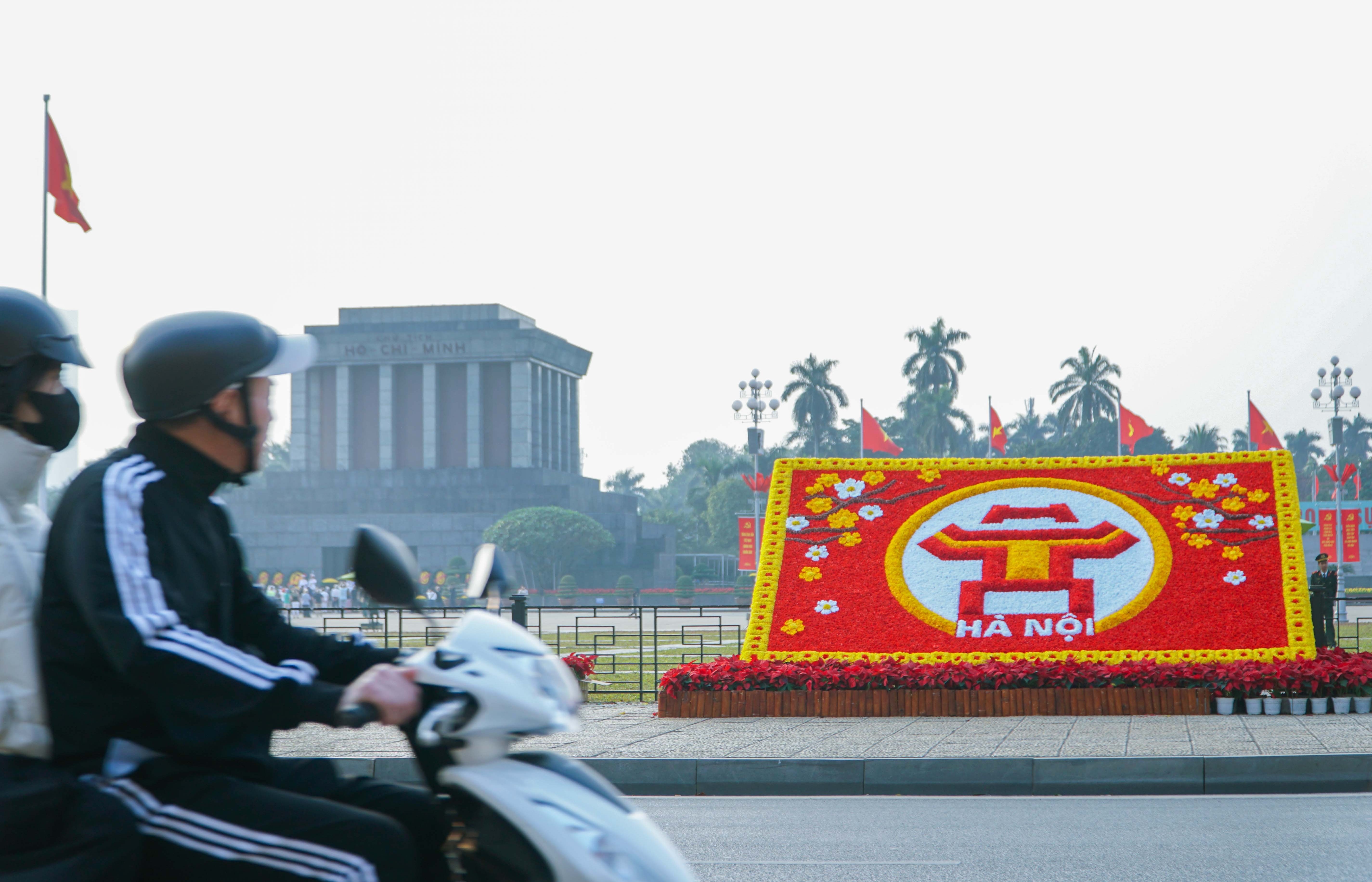 Cờ hoa rực rỡ, không khí Đại hội XIV hiện diện khắp phố phường Thủ đô