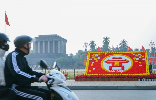 Cờ hoa rực rỡ, không khí Đại hội XIV hiện diện khắp phố phường Thủ đô