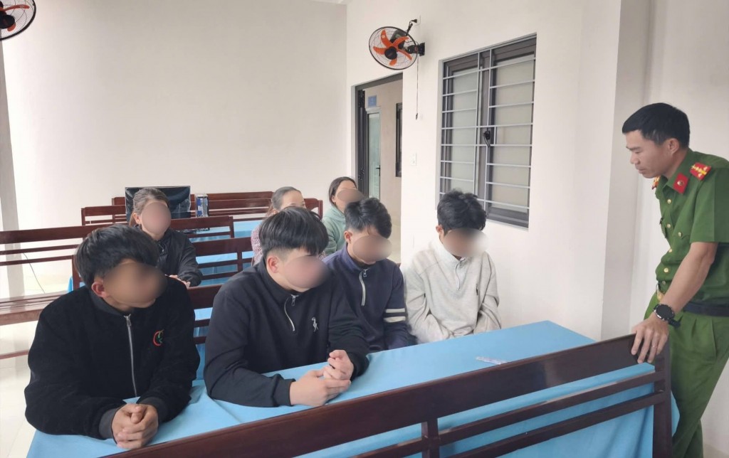 Nhóm thanh thiếu niên tại buổi làm việc với cơ quan Công an