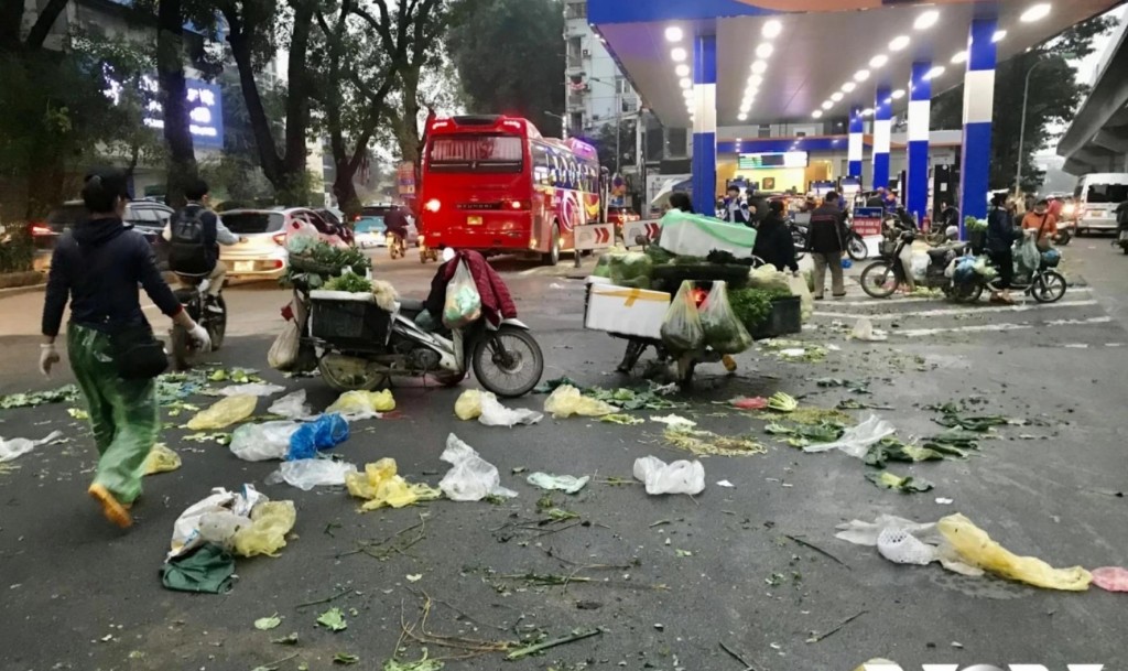 Rác thải, phế phẩm thực phẩm ngổn ngang trên lòng đường sau mỗi buổi họp chợ tự phát tại khu vực Cầu Mới trước khi được chấn chỉnh.