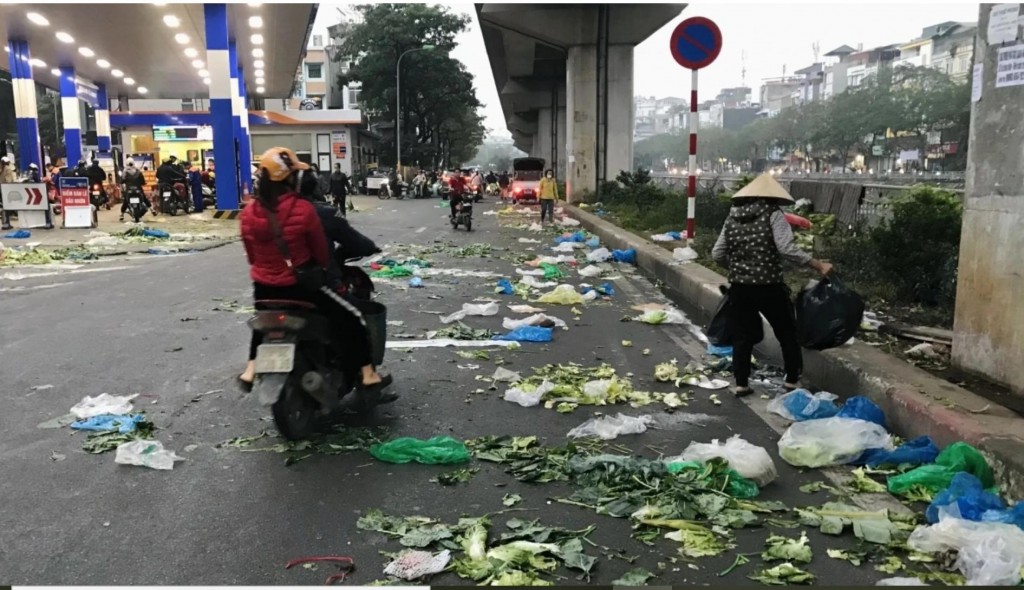 Cảnh buôn bán tự phát lấn chiếm lòng đường, vỉa hè tại khu vực chợ cóc Cầu Mới từng tiềm ẩn nguy cơ mất an toàn giao thông và vệ sinh thực phẩm.