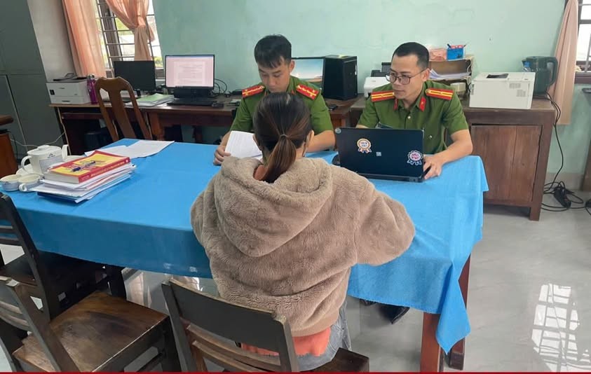 Bà D.H tại cơ quan Công an