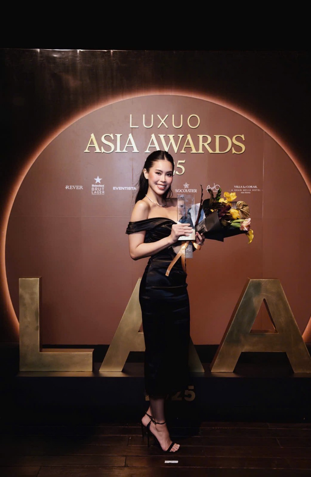 CEO Tiên Nguyễn đại diện DAFC nhận giải thưởng “Best Distributor of the Year” trong hạng mục Business of Luxury