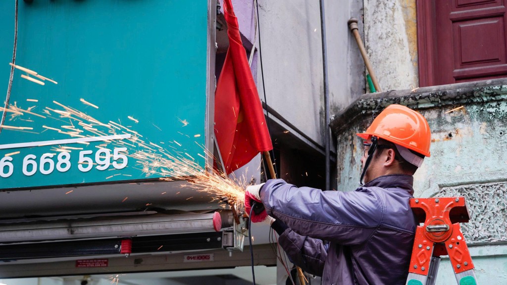 Các biển quảng cáo không đúng quy định được tháo dỡ, trả lại mỹ quan cho tuyến phố trung tâm.