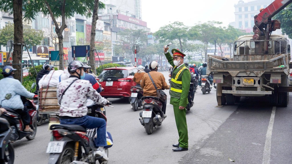 Lực lượng công an điều tiết giao thông, bảo đảm trật tự trong quá trình chỉnh trang đô thị.