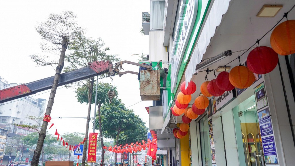 Việc cắt, tháo dỡ biển hiệu được thực hiện đồng bộ, bảo đảm an toàn cho người dân và các hộ kinh doanh.