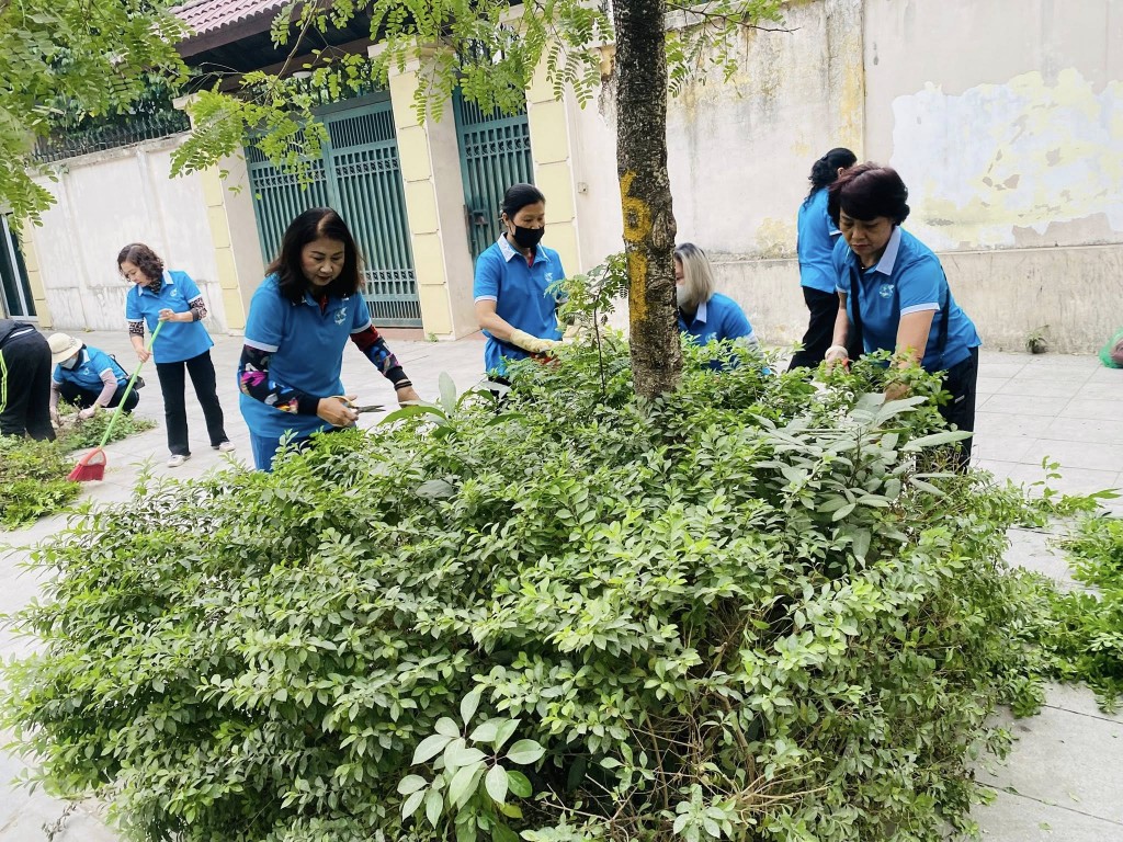 Hội LHPN phường Ngọc Hà ra quân cao điểm chỉnh trang ngõ phố, tổng vệ sinh môi trường Hội LHPN phường Ngọc Hà ra quân cao điểm chỉnh trang ngõ phố, tổng vệ sinh môi trường