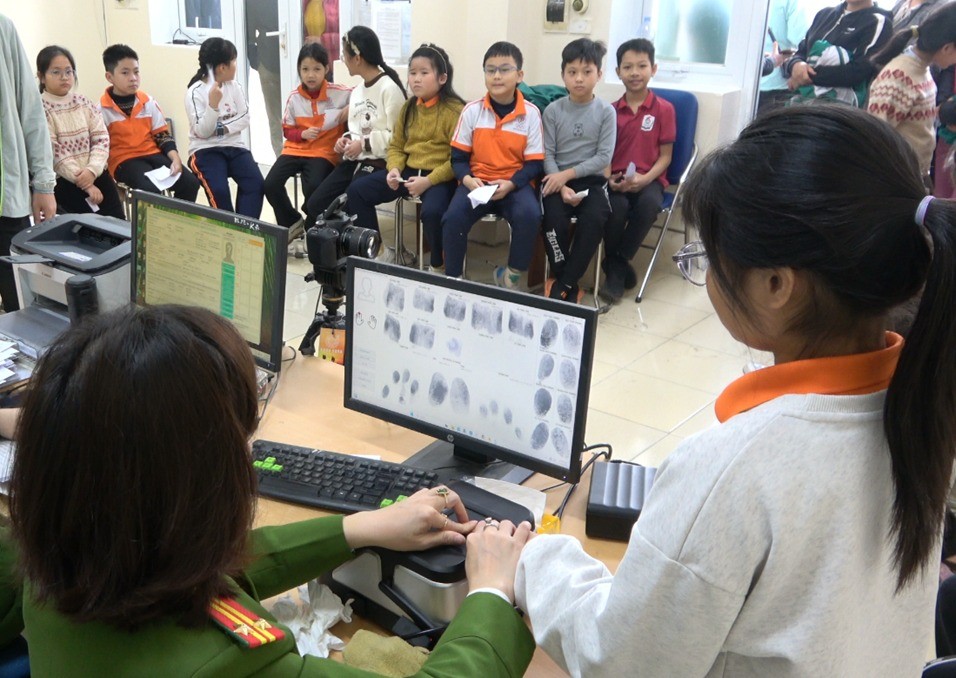 Công an xã Bát Tràng đẩy nhanh tiến độ cấp căn cước cho học sinh trên địa bàn