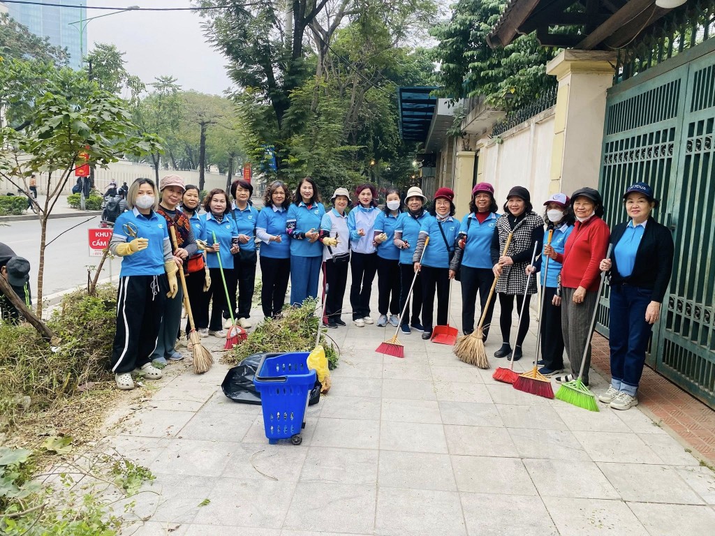 Hội LHPN phường Ngọc Hà ra quân cao điểm chỉnh trang ngõ phố, tổng vệ sinh môi trường Hội LHPN phường Ngọc Hà ra quân cao điểm chỉnh trang ngõ phố, tổng vệ sinh môi trường
