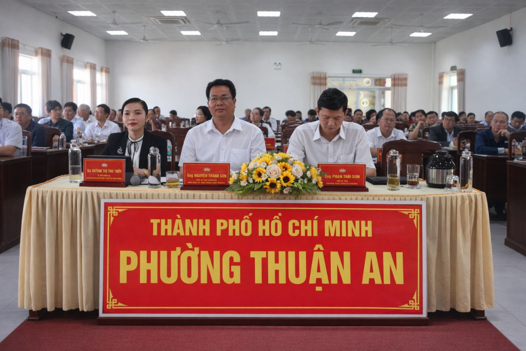 Phó Bí thư Thường trực Đảng ủy phường Thuận An Phan Thái Sơn,  Phó Bí thư Đảng ủy, Chủ tịch UBND phường Thuận An Nguyễn Thanh Sơn,  Chủ tịch Ủy ban MTTQ Việt Nam phường Thuận An Huỳnh Thị Thu Thủy dự hội nghị