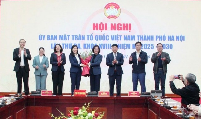 Đồng chí Trần Thị Phương Hoa giữ chức Phó Chủ tịch Thường trực Ủy ban MTTQ Việt Nam TP Hà Nội