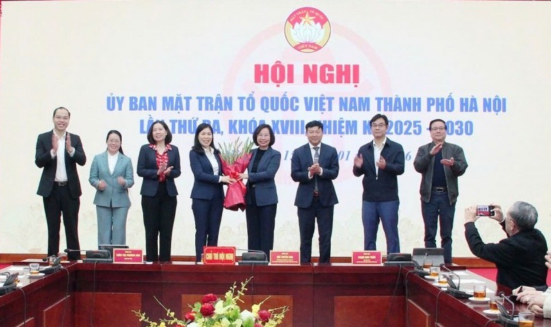 Đồng chí Trần Thị Phương Hoa giữ chức Phó Chủ tịch Thường trực Ủy ban MTTQ Việt Nam TP Hà Nội