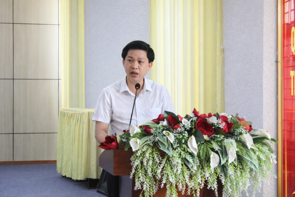 Phó Chủ tịch UBND phường Thuận An Ngô Tiến Đạt trình bày Dự thảo Kế hoạch phát triển kinh tế - xã hội giai đoạn 2025 - 2030 và Chương trình hành động phát triển dịch vụ đô thị giai đoạn 2026 - 2030 theo hướng khả thi, bền vững và sát thực tiễn