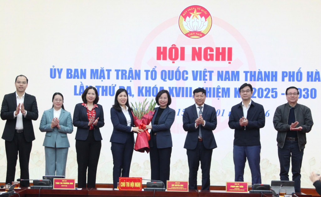 Đồng chí Trần Thị Phương Hoa giữ chức Phó Chủ tịch Thường trực Ủy ban MTTQ Việt Nam TP Hà Nội