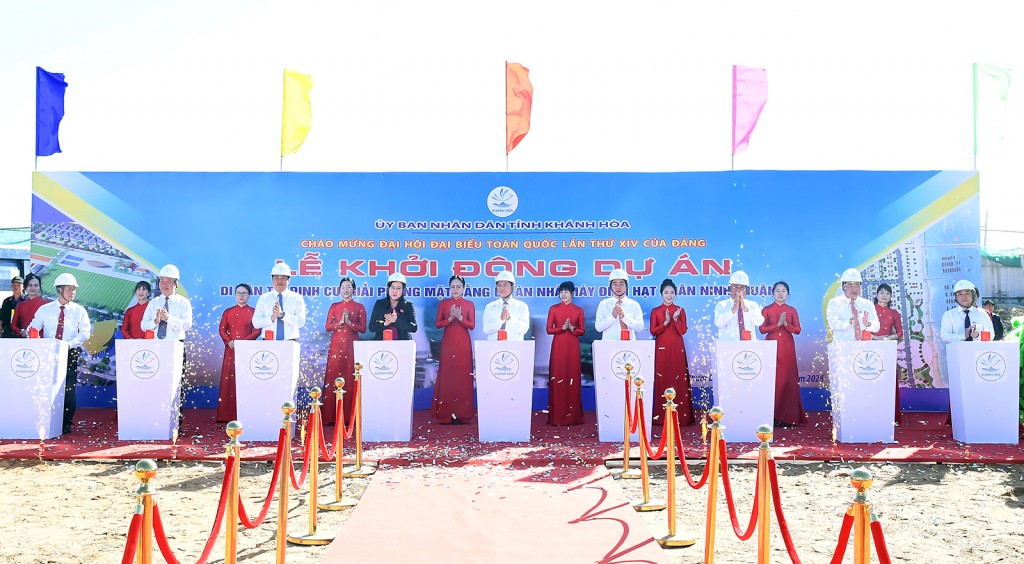 Phó Thủ tướng Bùi Thanh Sơn và các đại biểu thực hiện nghi thức khởi động Dự án thành phần 1: Di dân tái định cư, giải phóng mặt bằng Nhà máy điện hạt nhân Ninh Thuận 1 - Ảnh: VGP/Hải Minh