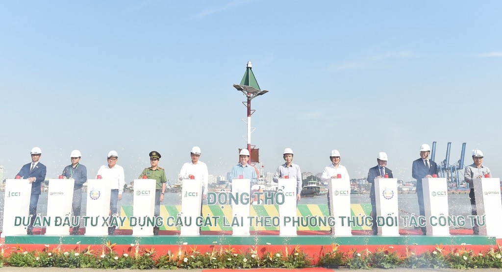 Phó Thủ tướng Mai Văn Chính và các đại biểu thực hiện nghi thức động thổ dự án đầu tư xây dựng cầu Cát Lái - Ảnh: VGP/Giang Thanh