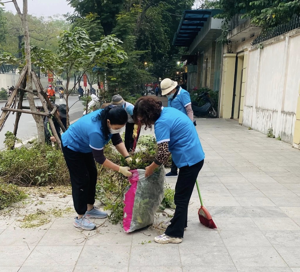 Hội LHPN phường Ngọc Hà ra quân cao điểm chỉnh trang ngõ phố, tổng vệ sinh môi trường Hội LHPN phường Ngọc Hà ra quân cao điểm chỉnh trang ngõ phố, tổng vệ sinh môi trường