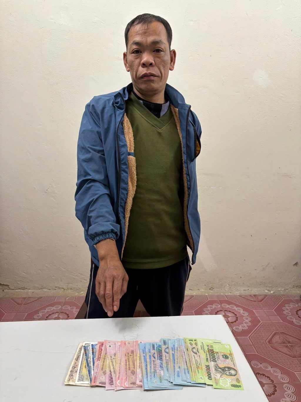 Đối tượng Vi Văn Phong tại cơ quan Công an.