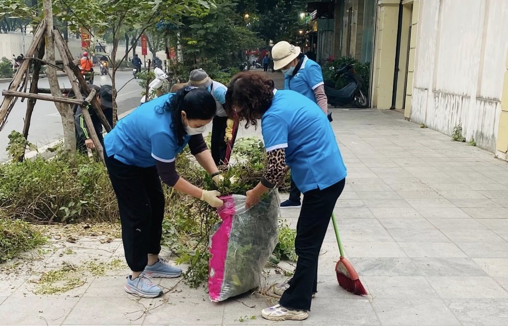Hội LHPN phường Ngọc Hà ra quân cao điểm chỉnh trang ngõ phố, tổng vệ sinh môi trường