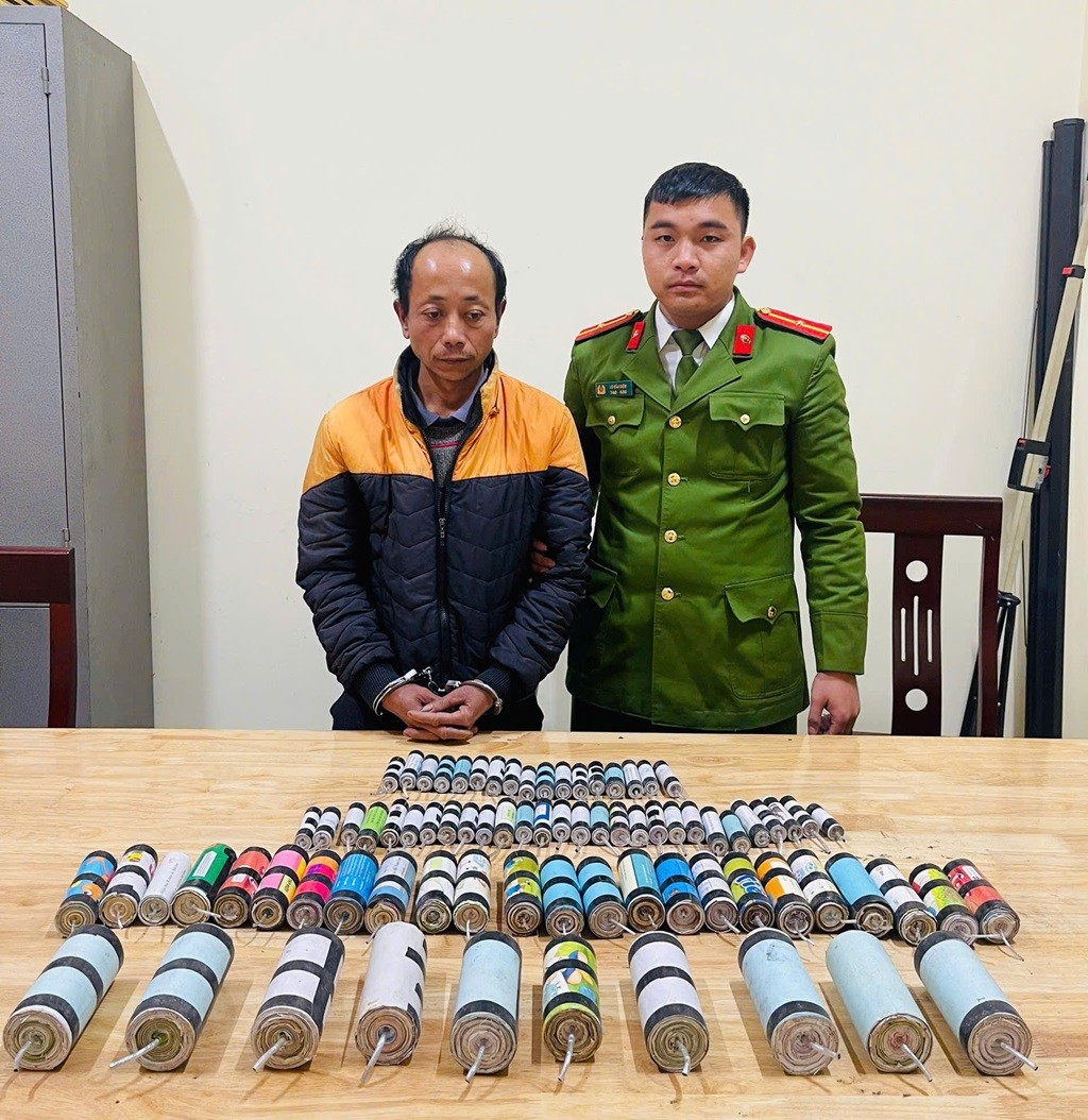 Đối tượng Hồ Nam Thảo và tang vật Đối tượng Hồ Nam Thảo và tang vật