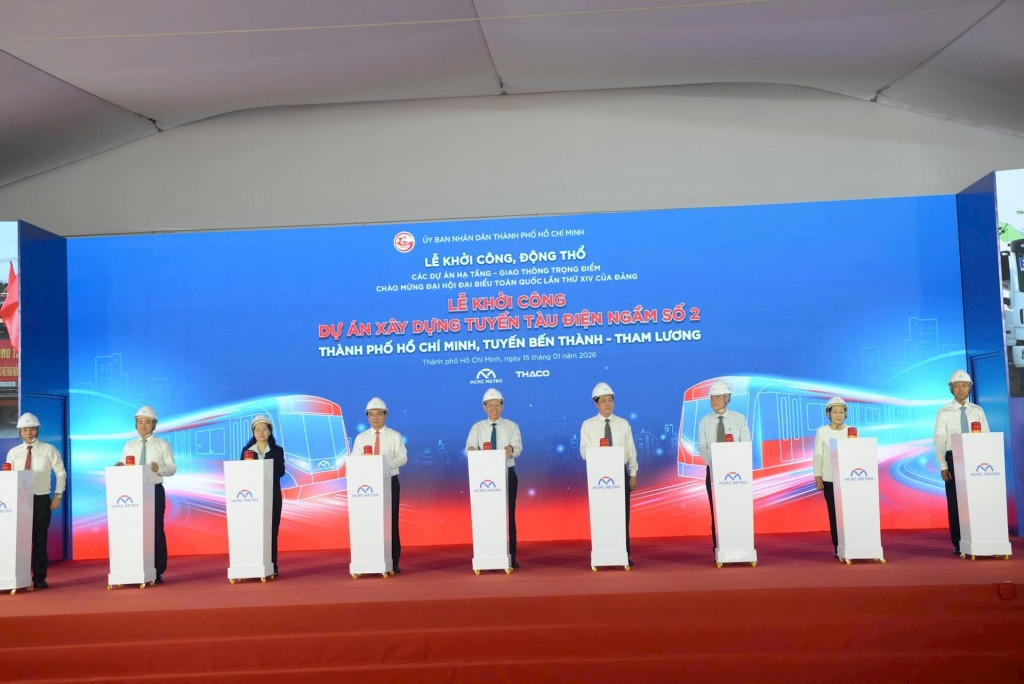 Ủy viên Trung ương Đảng, Ủy viên Ủy Ban Thường vụ Quốc hội, Chủ nhiệm Ủy ban Kinh tế và Tài chính Quốc hội Phan Văn Mãi; Ủy viên Trung ương Đảng, Phó Bí thư Thành ủy, Chủ tịch UBND TP.HCM Nguyễn Văn Được cùng các lãnh đạo khởi công tuyến Metro số 2 (Bến Thành – Tham Lương)
