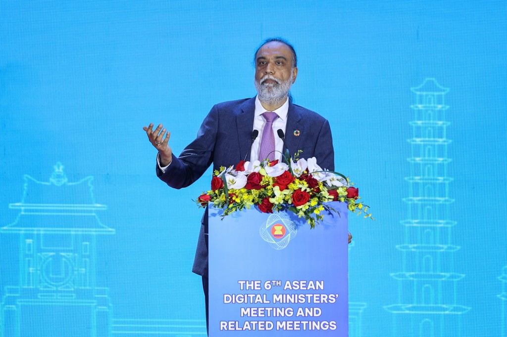 Ngài Amandeep Singh Gill, Phó Tổng Thư ký, Đặc phái viên về Công nghệ của Tổng Thư ký Liên Hợp Quốc phát biểu tại Hội nghị - Ảnh: VGP/Nhật Bắc