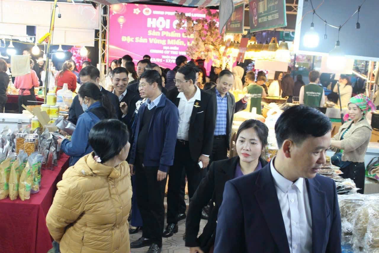 Hội chợ thu hút sự quan tâm của đông đảo người dân