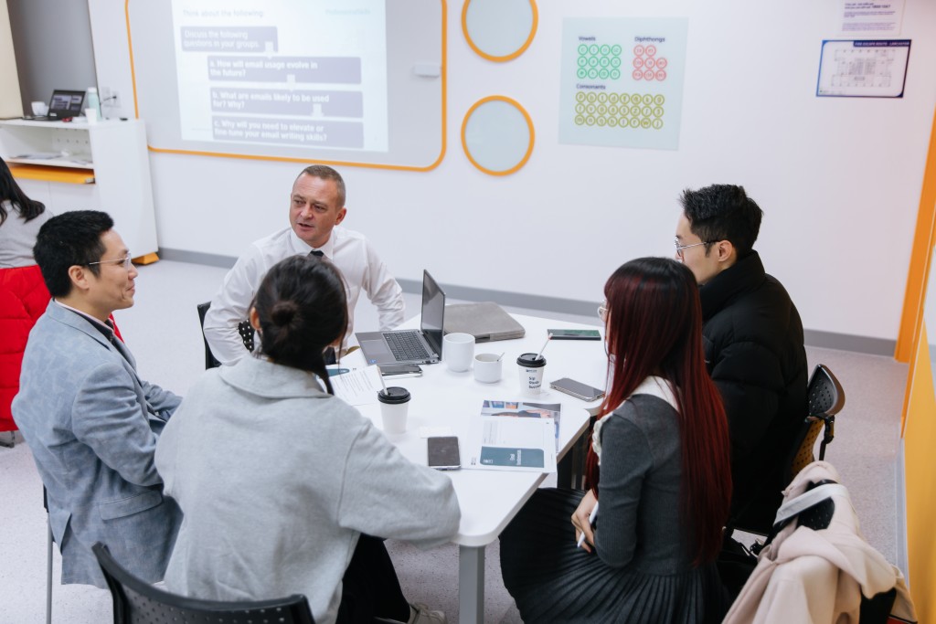 Đầu tư vào các khóa tiếng Anh dành cho môi trường công sở, kết hợp học tập và thực hành theo nhóm nhỏ, giúp người đi làm rèn luyện kỹ năng tiếng Anh thiết thực phục vụ công việc. Ảnh: Hội đồng Anh 