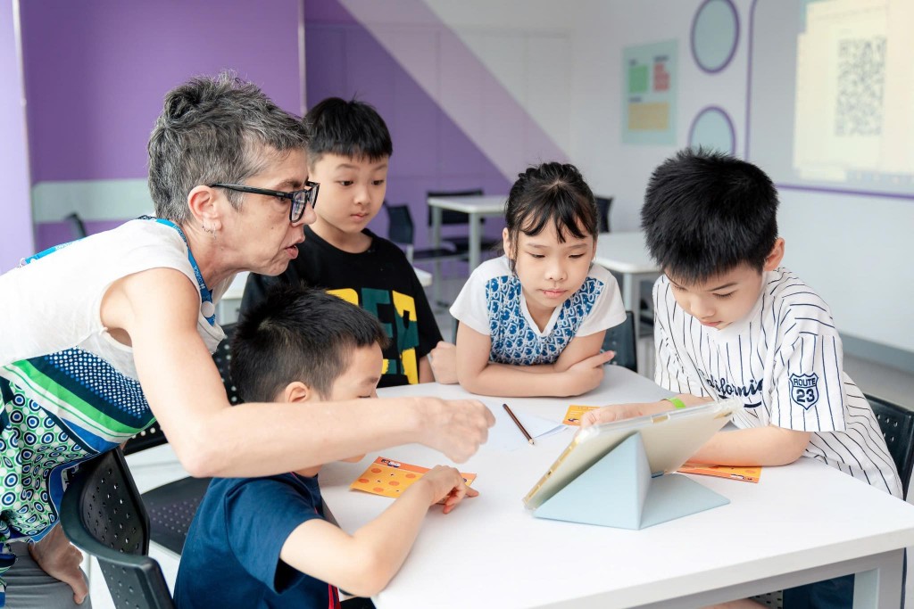 Việc học tiếng Anh qua tương tác tự nhiên giống như cách học tiếng mẹ đẻ giúp trẻ sớm xây dựng nền tảng ngôn ngữ và sự tự tin. Ảnh: Hội đồng Anh