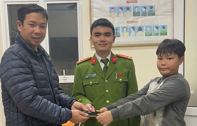 Học sinh lớp 5 trả lại điện thoại iPhone cho người đánh mất