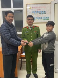 Học sinh lớp 5 trả lại điện thoại iPhone cho người đánh mất