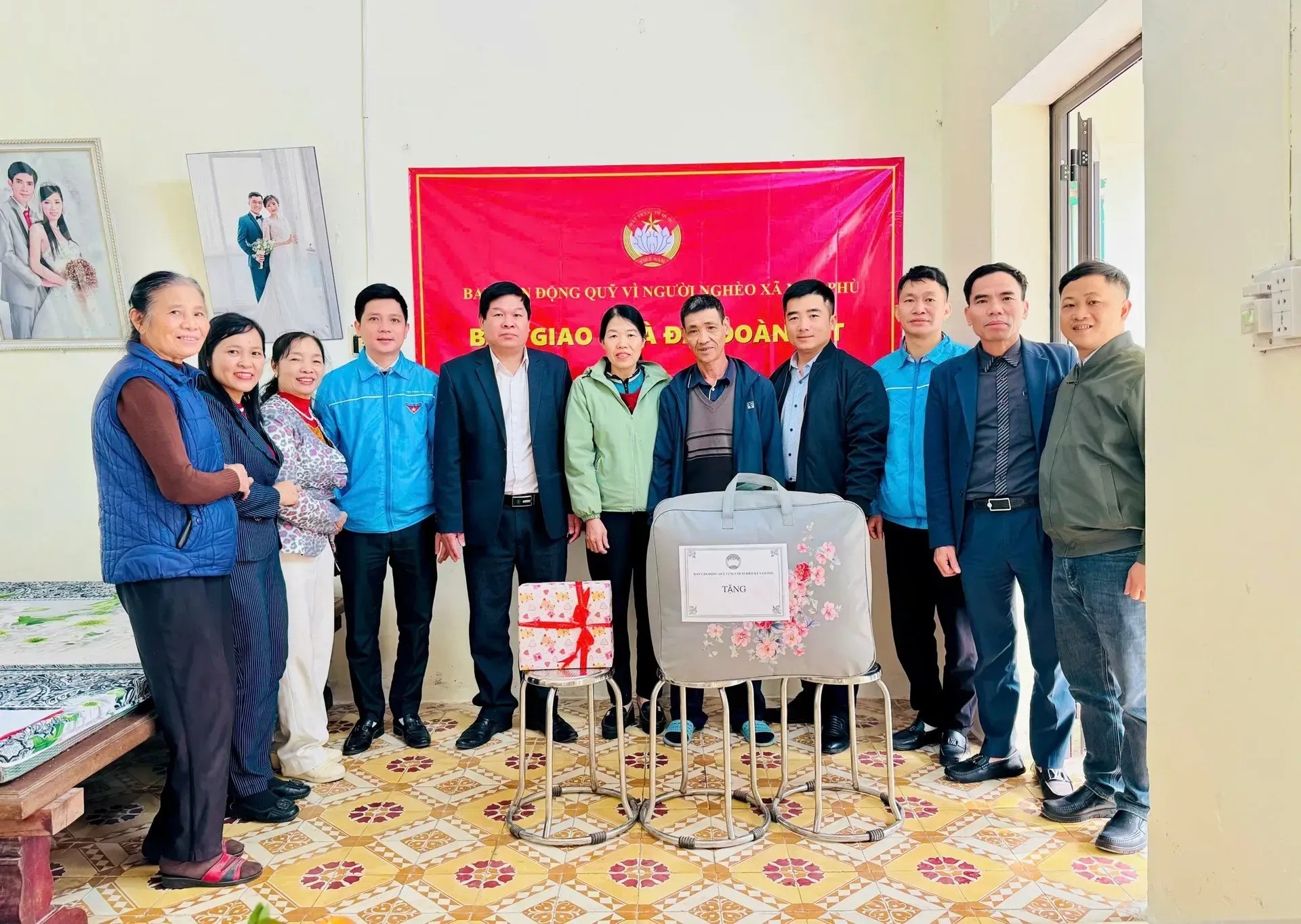 Lãnh đạo Ủy ban MTTQ Việt Nam xã Nam Phù cùng đại diện các ban, ngành, đoàn thể tại lễ bàn giao nhà cho gia đình ông Lập