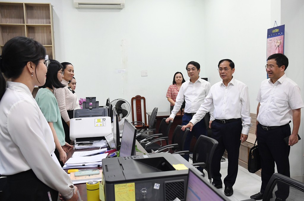 Phó Thủ tướng thăm Trung tâm hành chính công tỉnh Khánh Hoà - Ảnh: VGP/Hải Minh