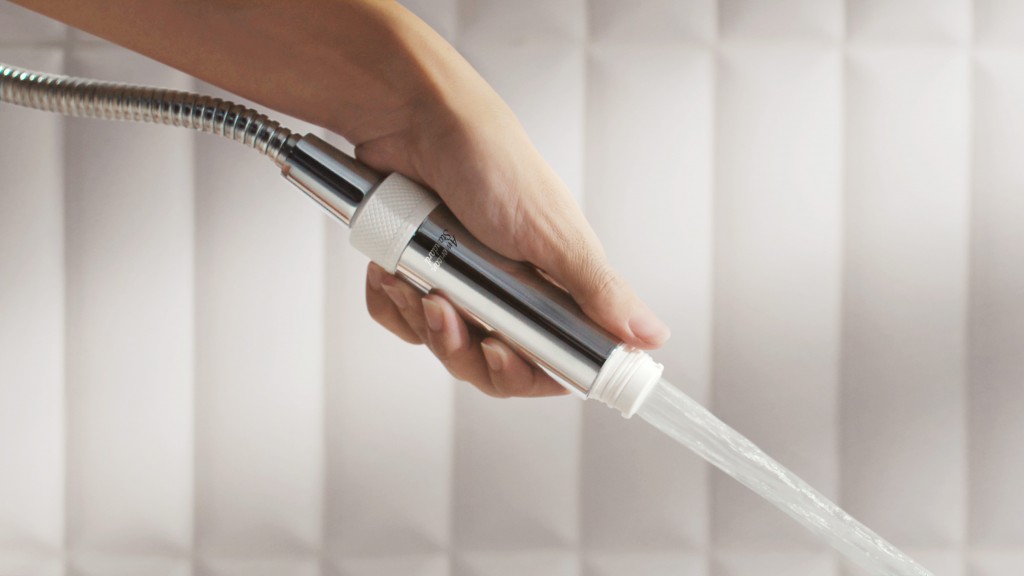 Mặt tay sen có thể được tháo dễ dàng, để lộ chế độ phun tia (Jet Spray) giúp vệ sinh phòng tắm hiệu quả.