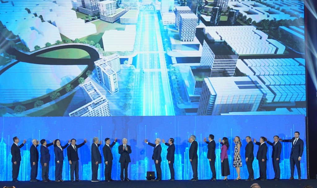 Nghi thức nhấn nút công bố Đô thị khoa học công nghệ phía Bắc TP Hồ Chí Minh với sự tham dự của Nguyên Chủ tịch nước Nguyễn Minh Triết và lãnh đạo, nguyên lãnh đạo thành phố.