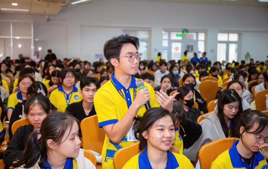 Sinh viên đặt câu hỏi cho giám khảo và chuyên gia VSTEP