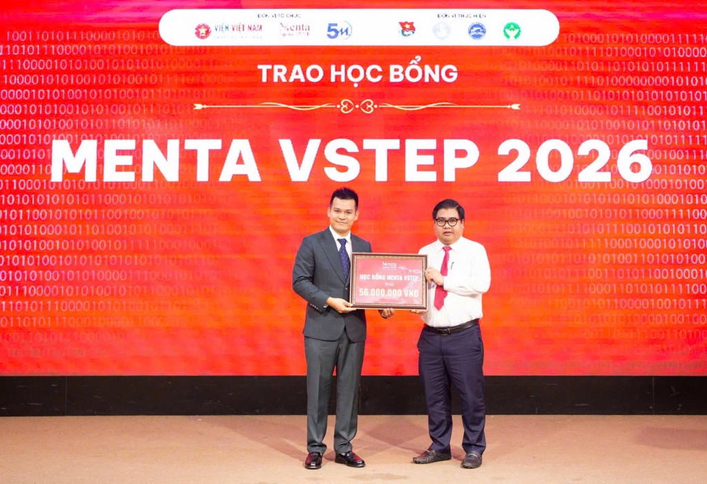 Ông Nguyễn Đức Hiền đại diện MENTA VSTEP trao học bổng cho ông Cao Tấn Huy - Phó Hiệu trưởng trường Đại học Tài chính - Marketing