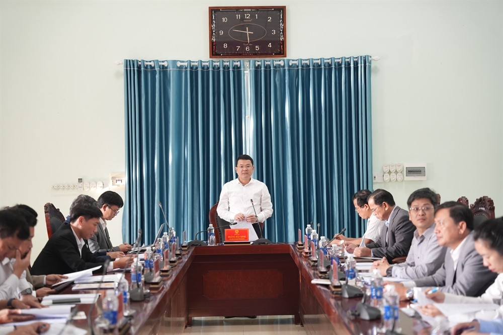 Đoàn kiểm tra số 4 kiểm tra công tác chuẩn bị tổ chức bầu cử tại Hội trường Đảng uỷ xã Phú Vang