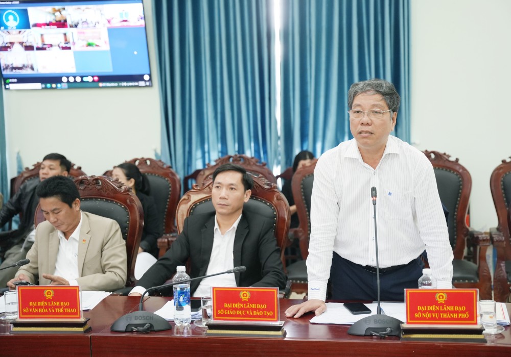 Đại diện lãnh đạo Sở Nội vụ TP Huế tham gia ý kiến tại buổi kiểm tra