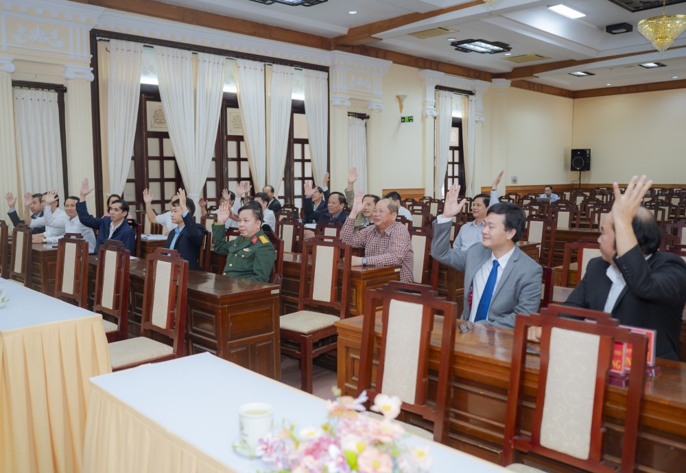 Các đại biểu biểu quyết thống nhất danh sách giới thiệu nhân sự ứng cử đại biểu HĐND thành phố Huế nhiệm kỳ 2026 - 2031