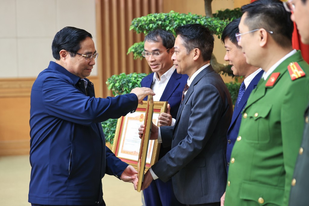 Thủ tướng trao bằng khen cho các tập thể, cá nhân có thành tích xuất sắc trong thực hiện Chiến dịch Quang Trung - Ảnh VGP/Nhật Bắc