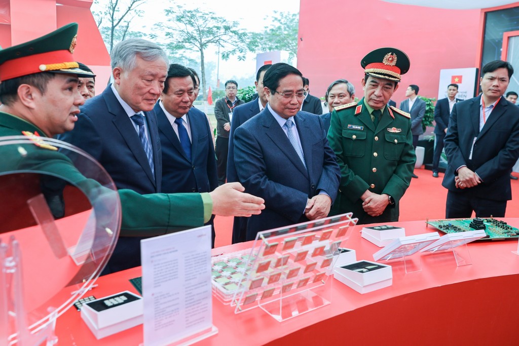 Thủ tướng Phạm Minh Chính tham quan gian trưng bày - Ảnh: VGP/Nhật Bắc