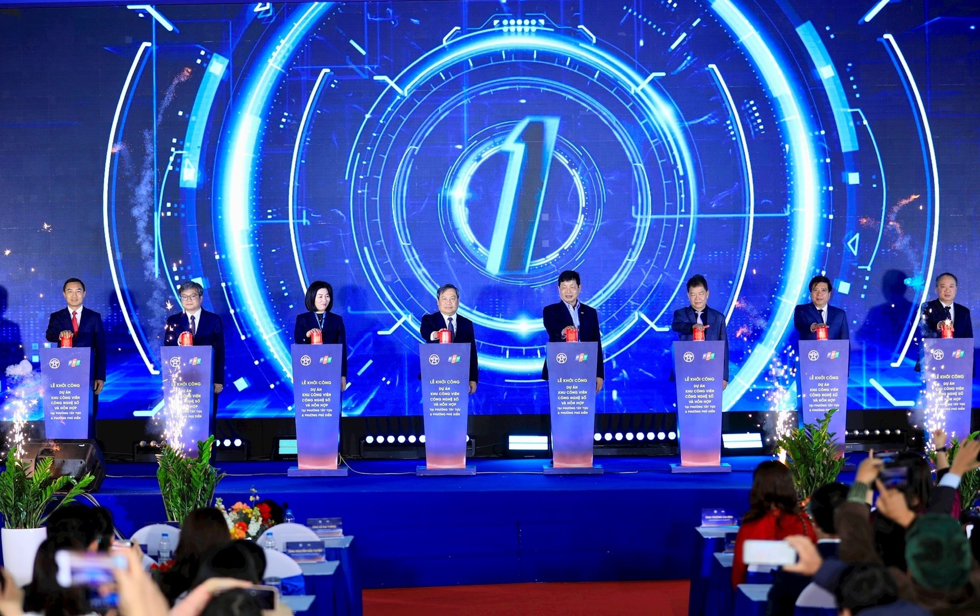 Các đại biểu thực hiện nghi thức khởi công dự án. Ảnh: Quang Thái