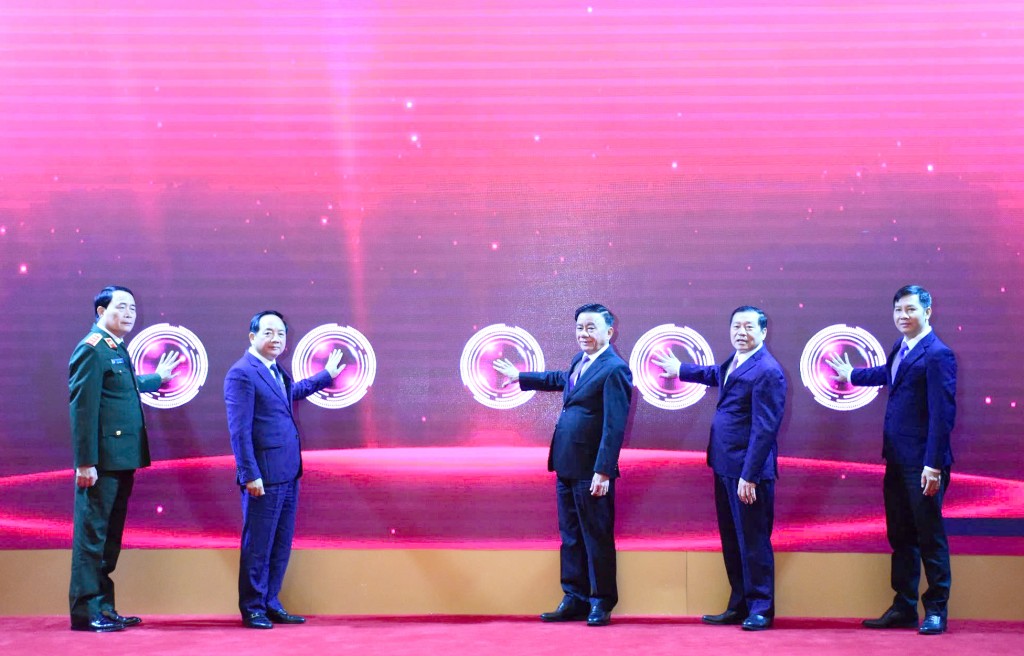 Thường trực Ban Bí thư Trần Cẩm Tú, Trưởng Ban Tuyên giáo và Dân vận Trung ương Trịnh Văn Quyết và lãnh đạo các ban, bộ ngành nhấn nút ra mắt ứng dụng di động Tuyên giáo và Dân vận Trung ương - Ảnh: VGP/Toàn Thắng
