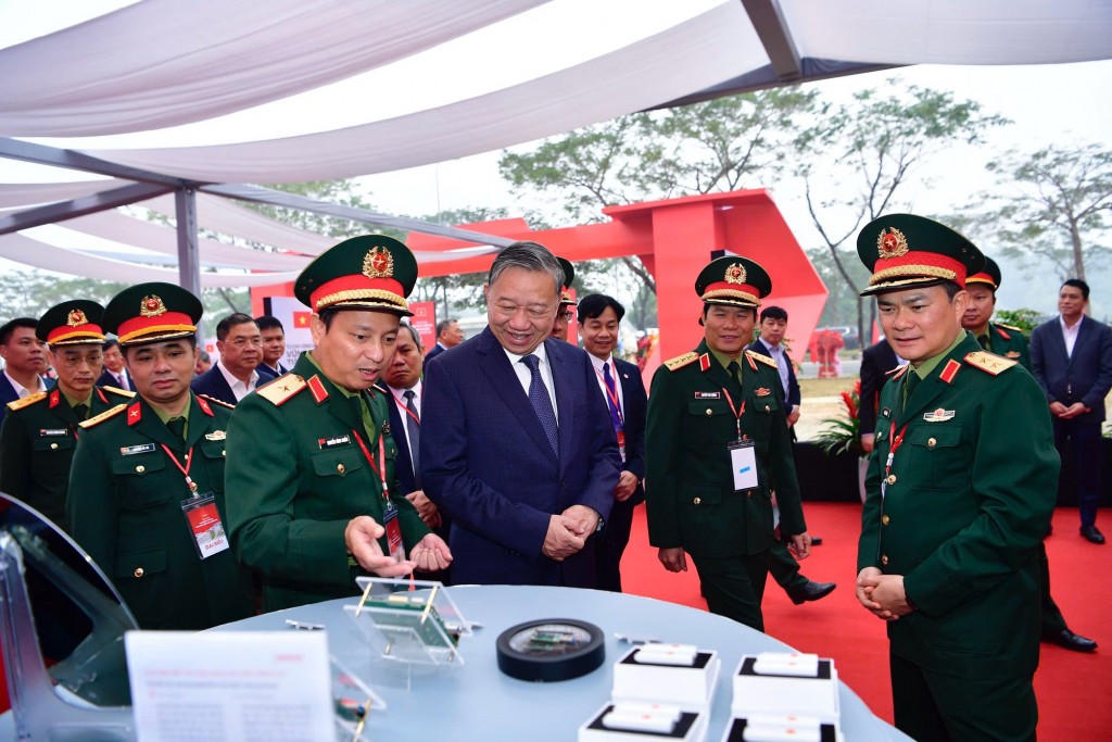 Tổng Bí thư Tô Lâm nghe giới thiệu khi tham quan các gian trưng bày - Ảnh: VGP/Nhật Bắc