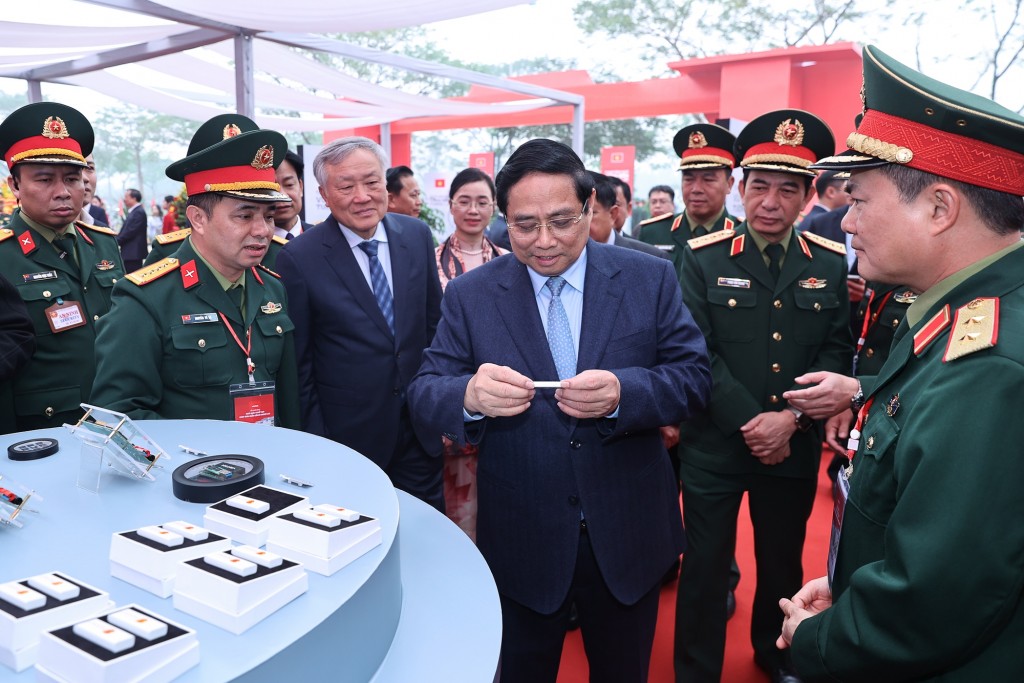 Thủ tướng Phạm Minh Chính tham quan gian trưng bày - Ảnh: VGP/Nhật Bắc