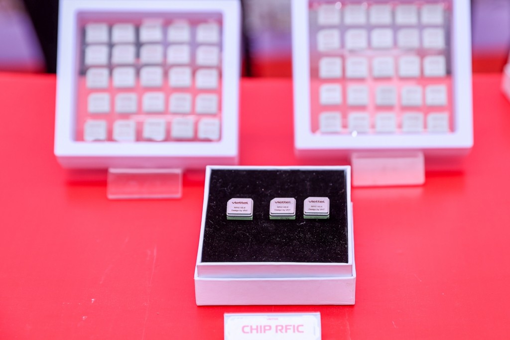 Các sản phẩm chip trưng bày tại Lễ khởi công - Ảnh: VGP/Nhật Bắc