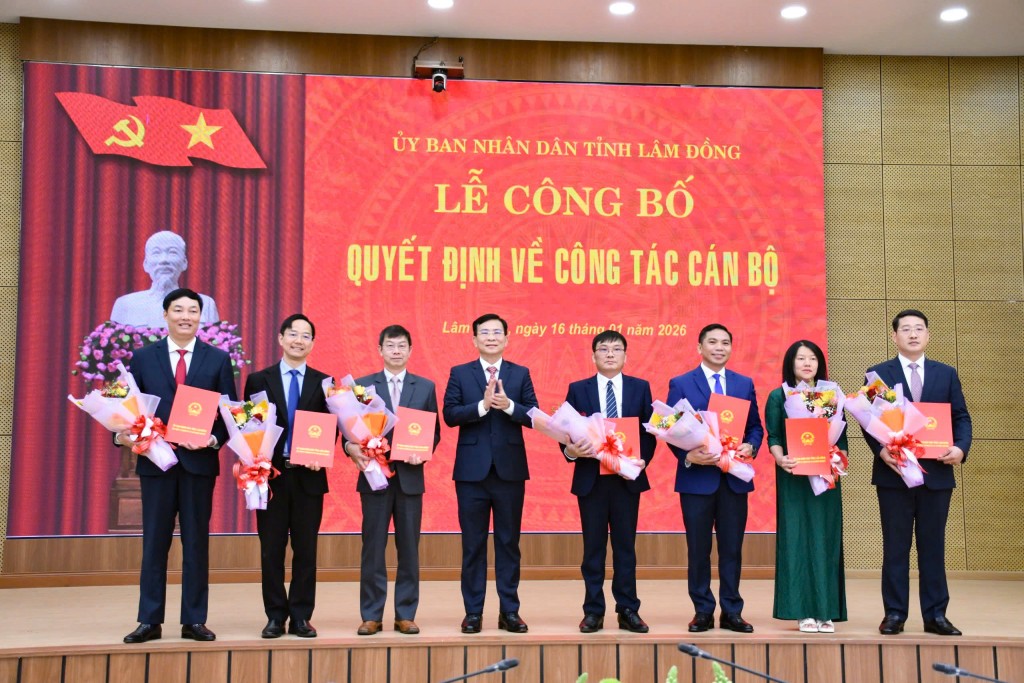 Phó Bí thư Tỉnh ủy, Chủ tịch UBND tỉnh Lâm Đồng Hồ Văn Mười trao quyết định tới 7 cán bộ được điều động, bổ nhiệm (Ảnh: CTV)