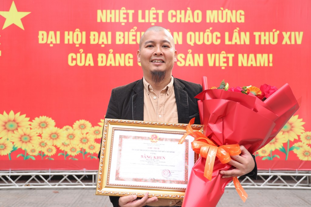 UBND TP Hồ Chí Minh tặng Bằng khen họa sĩ Lê Hữu Hiếu