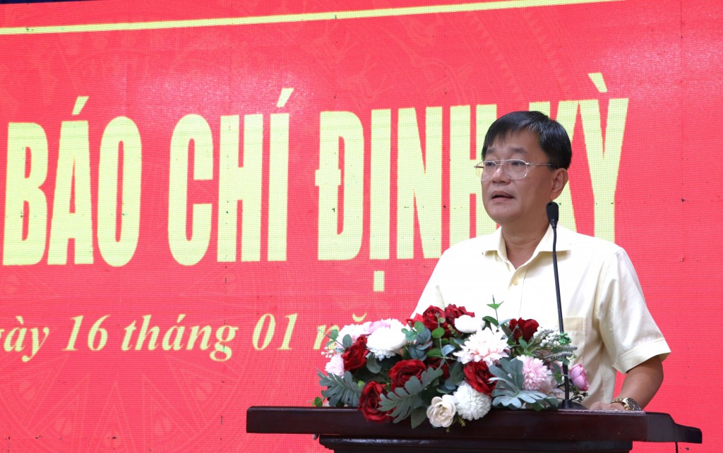 Phó Chánh Văn phòng UBND tỉnh Phan Hoàng Vũ báo cáo tình hình kinh tế - xã hội tại họp giao ban báo chí (ảnh: Như Ngọc)